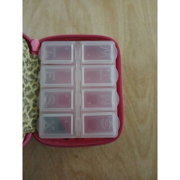 Fossil Travel Pill Case Organizer 8-Day Compartments Zipper Leopard Print NEW - Picture 6 of 10